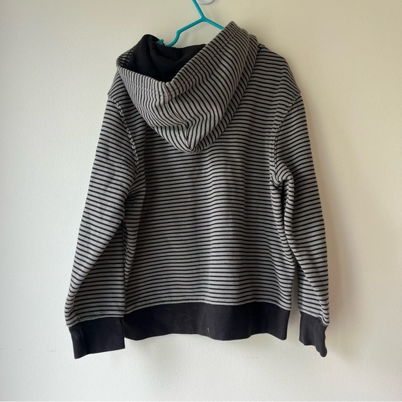🌼 5/$25 Old Navy Boys VRSTY Team Hoodie Size S (6-7) Gray Black Striped Pullover - Picture 8 of 8